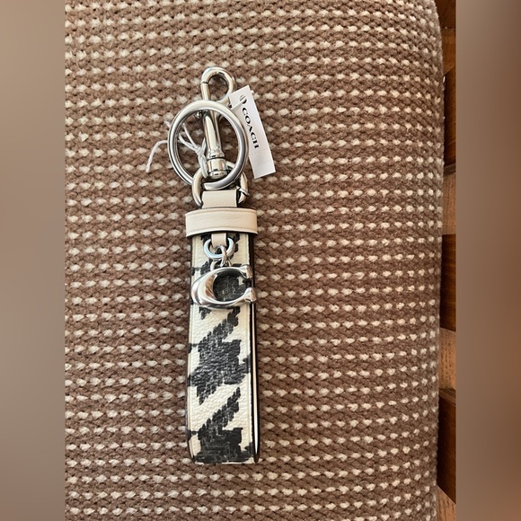 NWT Coach Houndstooth Loop Bag Charm - Black White - Style No. CK069 - Picture 2 of 3
